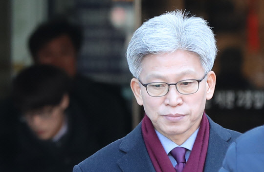 김기현 전 울산시장 측근 비리 의혹을 청와대에 최초 제보한 송병기 울산시 경제부시장이 31일 영장실질심사를 마친 뒤 서울 서초구 서울중앙지법 건물을 나서고 있다. <연합뉴스>